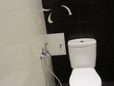 Дизайн туалета с раковиной и гигиеническим душем