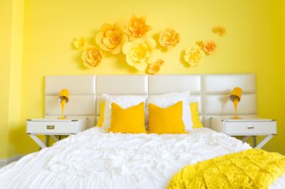 Небольшая комната с желтыми обоями