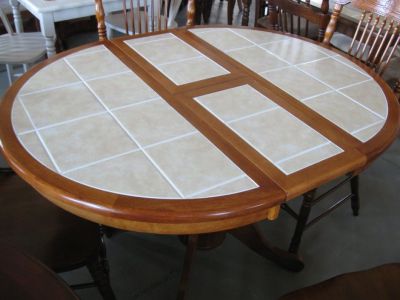 Круглый стол с плиткой