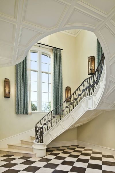 Оформление окна на лестнице в доме