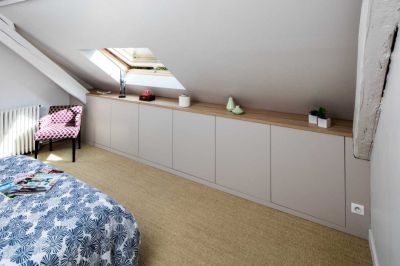 Шкаф в комнате со скошенным потолком