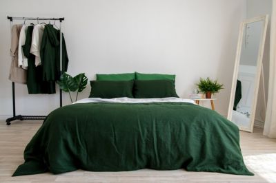 Кровать темно зеленого цвета