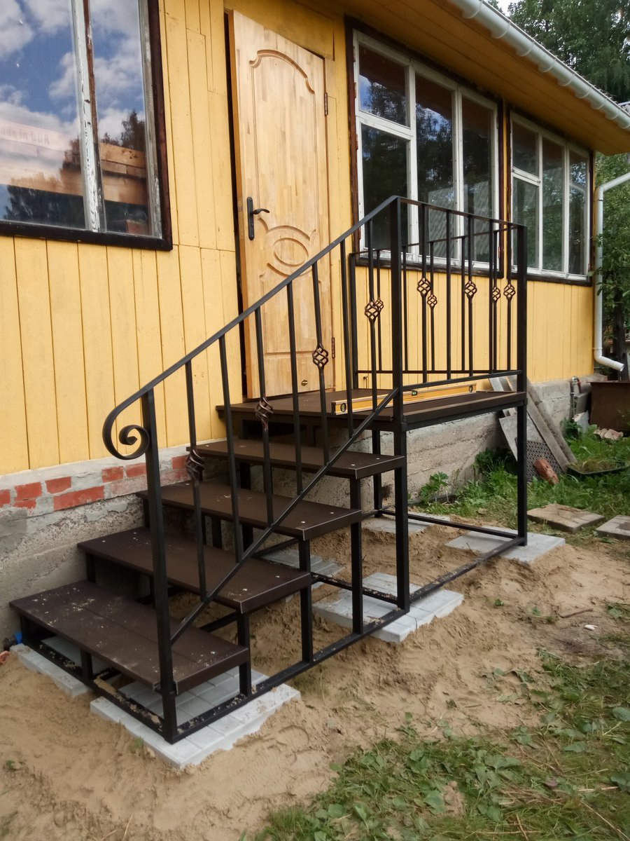 Металлическое крыльцо для дачи