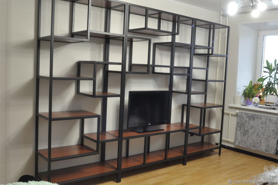 Стеллаж с металлическими трубами