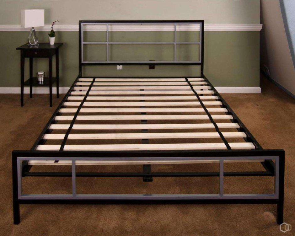 Кровать с железным каркасом