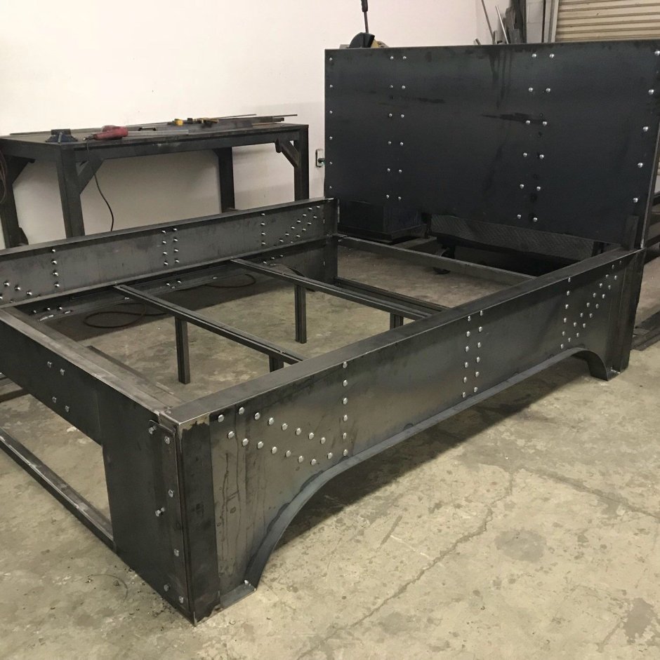 Кровать в стиле лофт Индастриал из металла