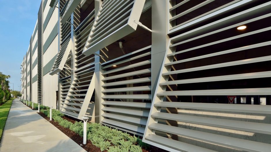 Металлические жалюзийные фасады