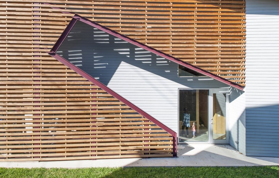 Фасад из ламелей