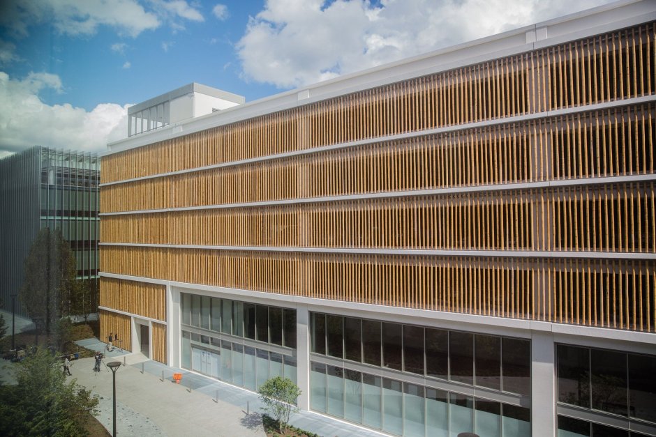 Вертикальные ламели на фасаде