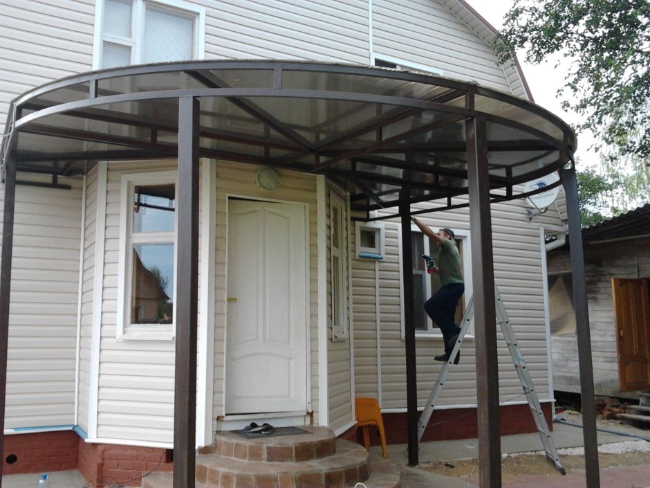 Полукруглое крыльцо с навесом