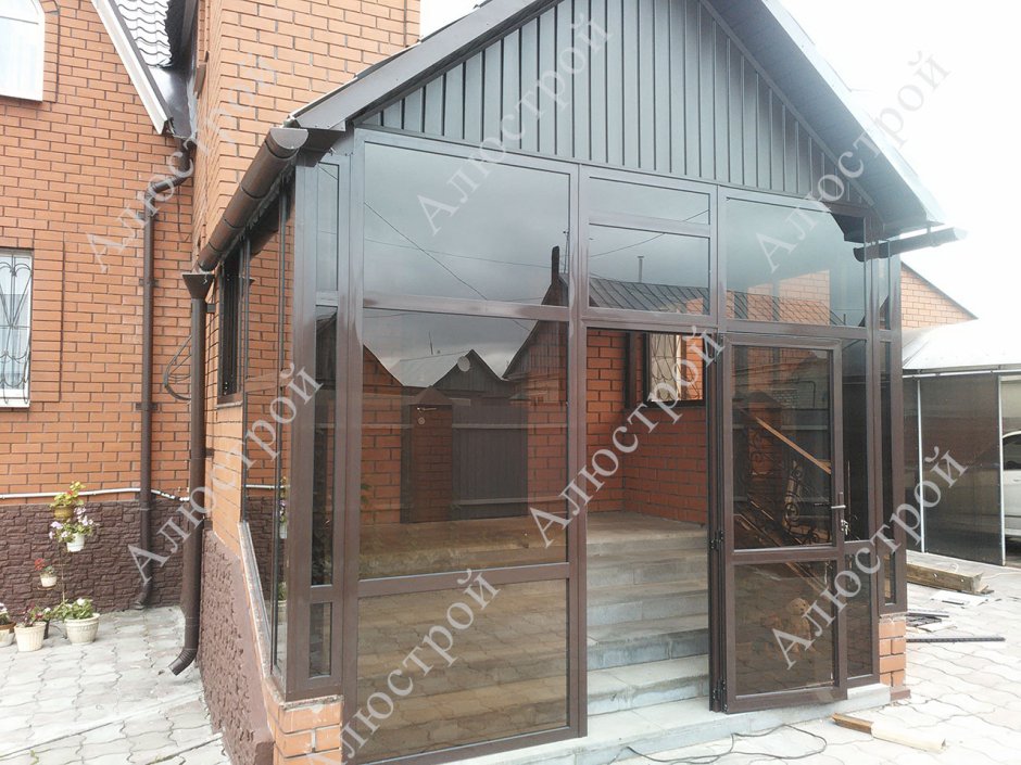 Остекление крыльца поликарбонатом