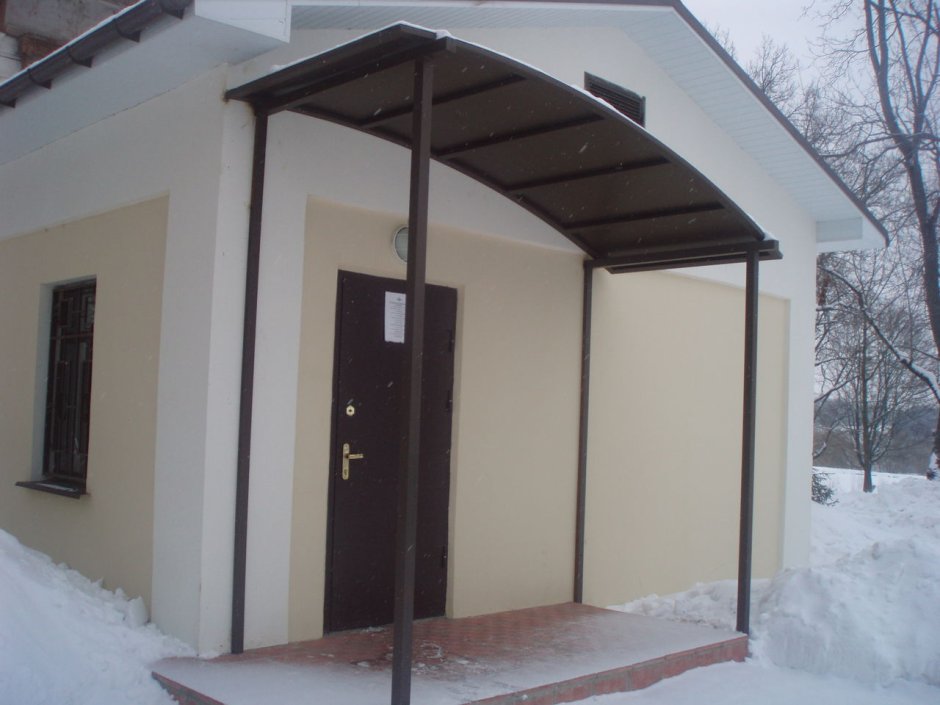 Навес перед входной дверью
