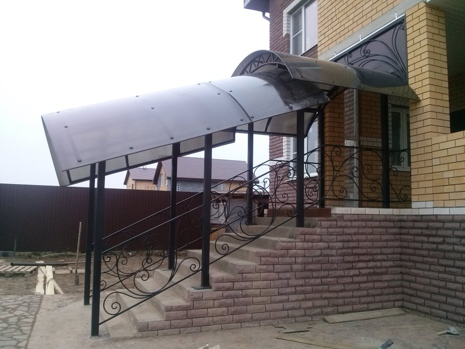Козырек над ступеньками