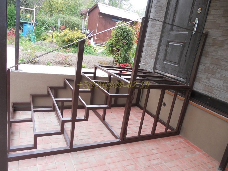 Крыльцо на металлическом каркасе