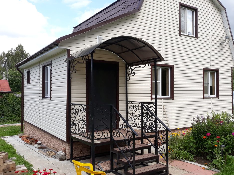 Крыльцо для частного дома с навесом