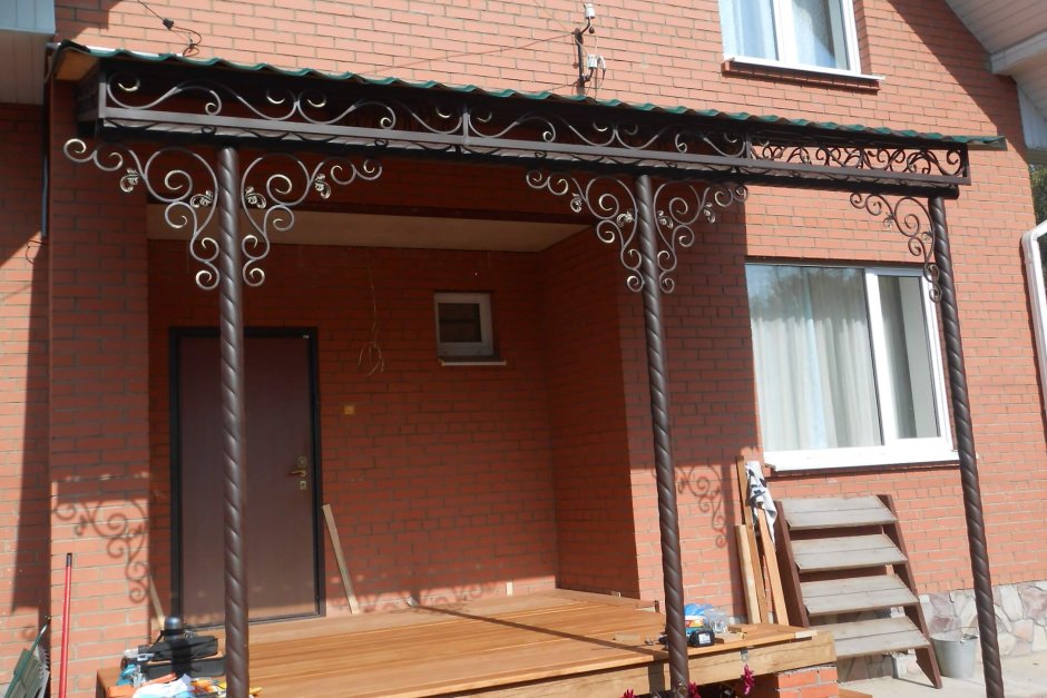 Навес над крыльцом из металлочерепицы