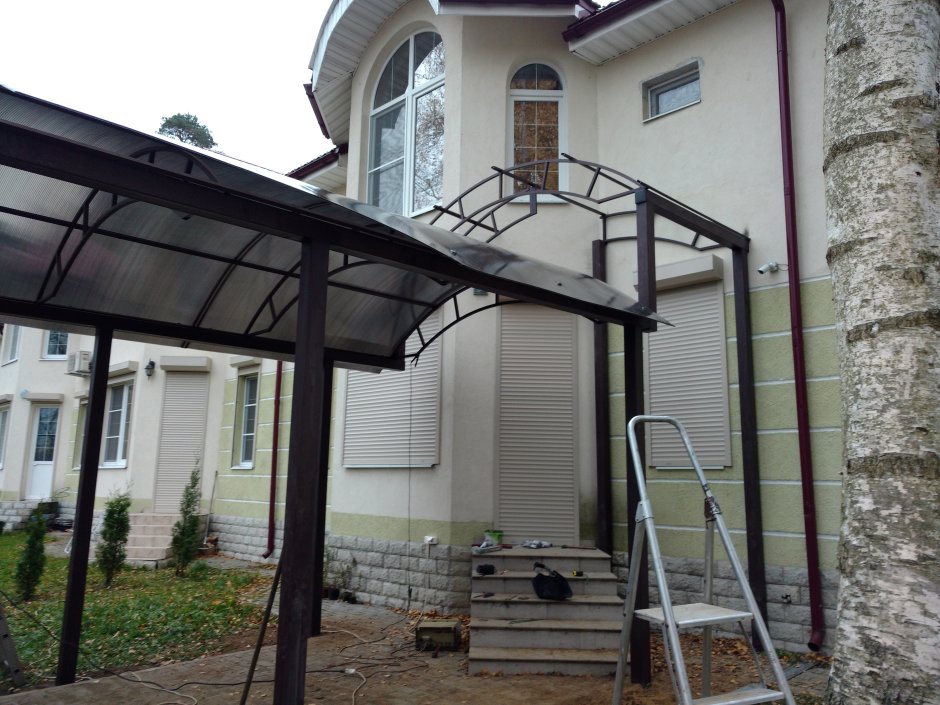 Двухъярусный навес над крыльцом