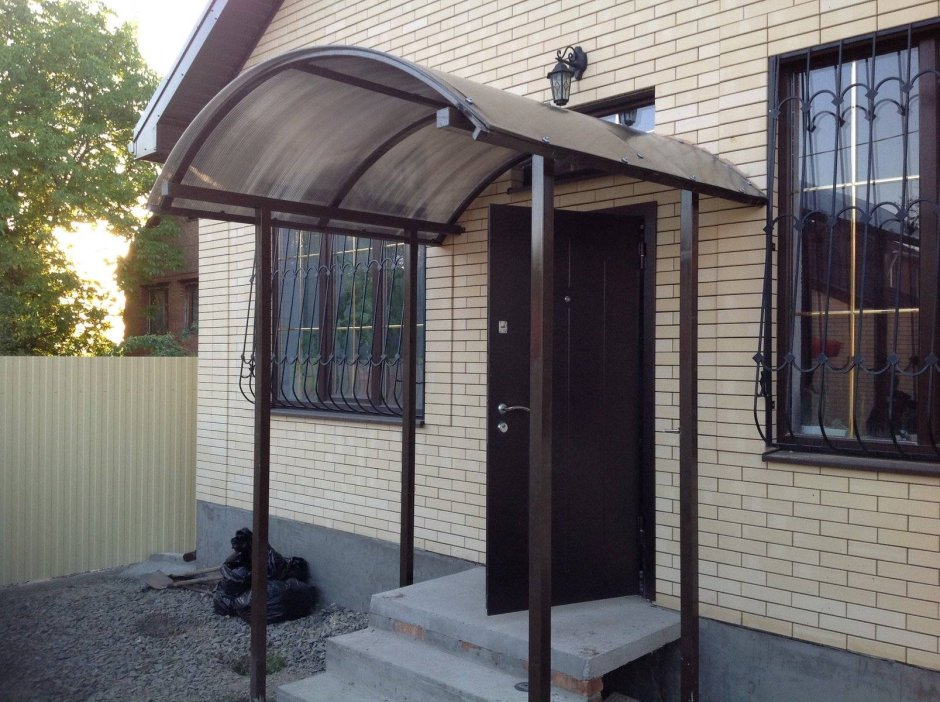 Навес над крыльцом из поликарбоната
