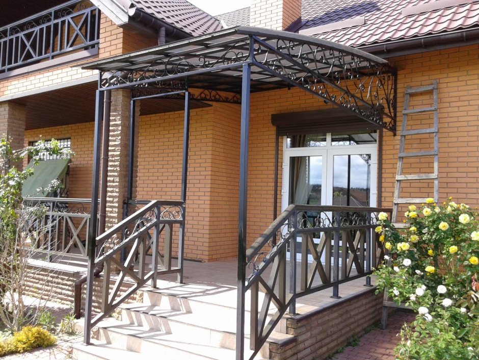 Навес над крыльцом частного дома