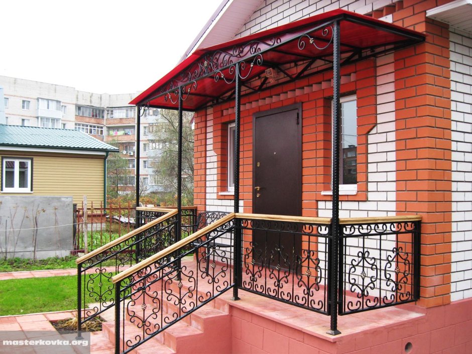 Входная группа в частный дом из металла с навесом