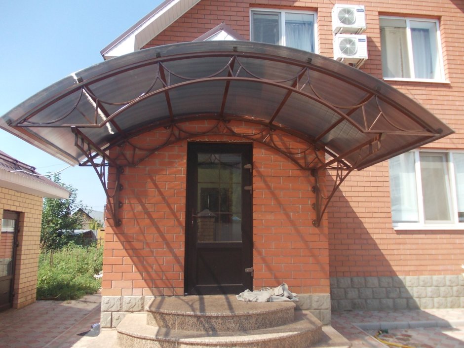 Полукруглое крыльцо с навесом