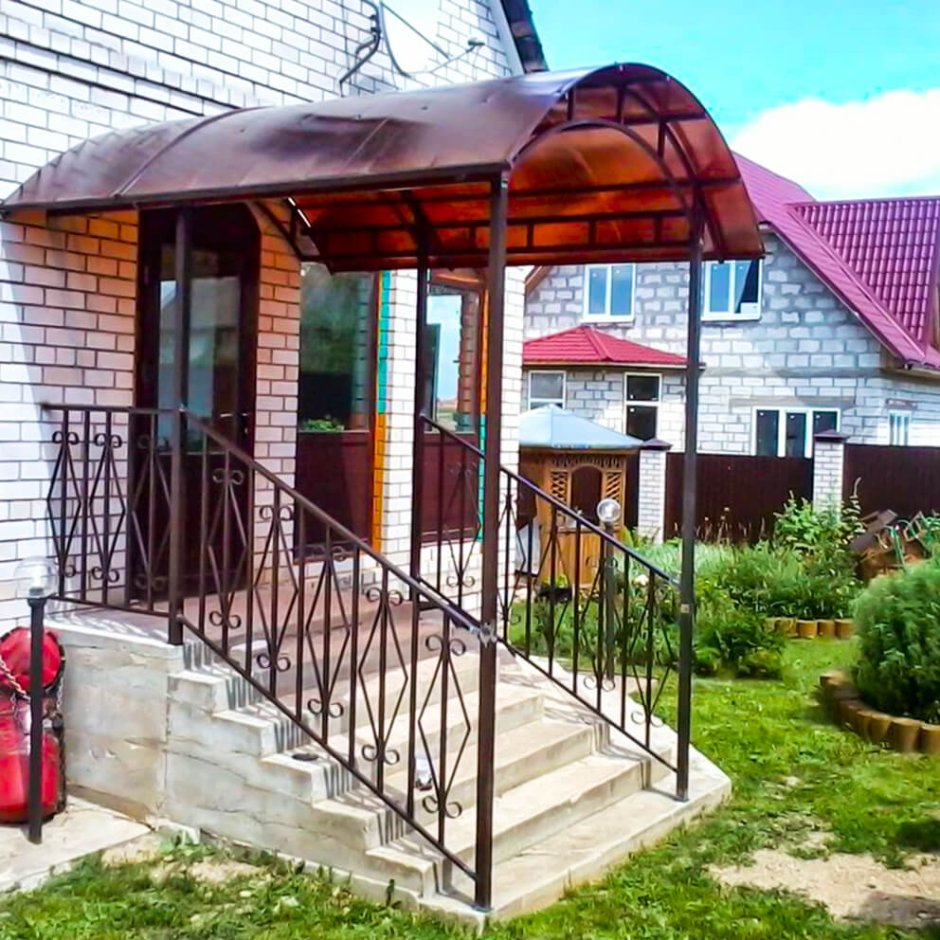 Навес над ступеньками