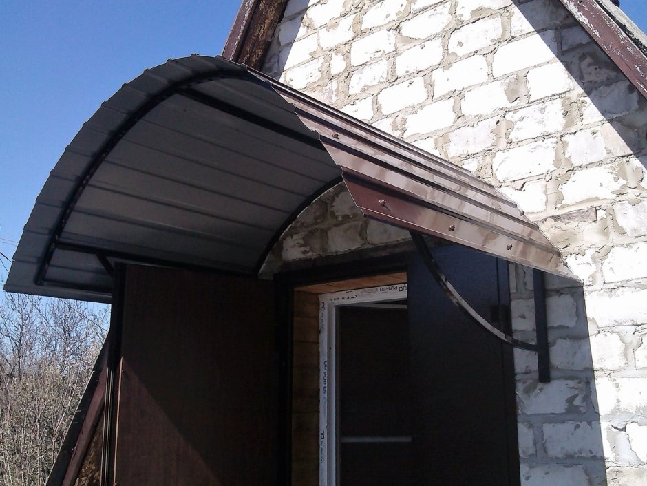Козырек над крыльцом металлопрофиль