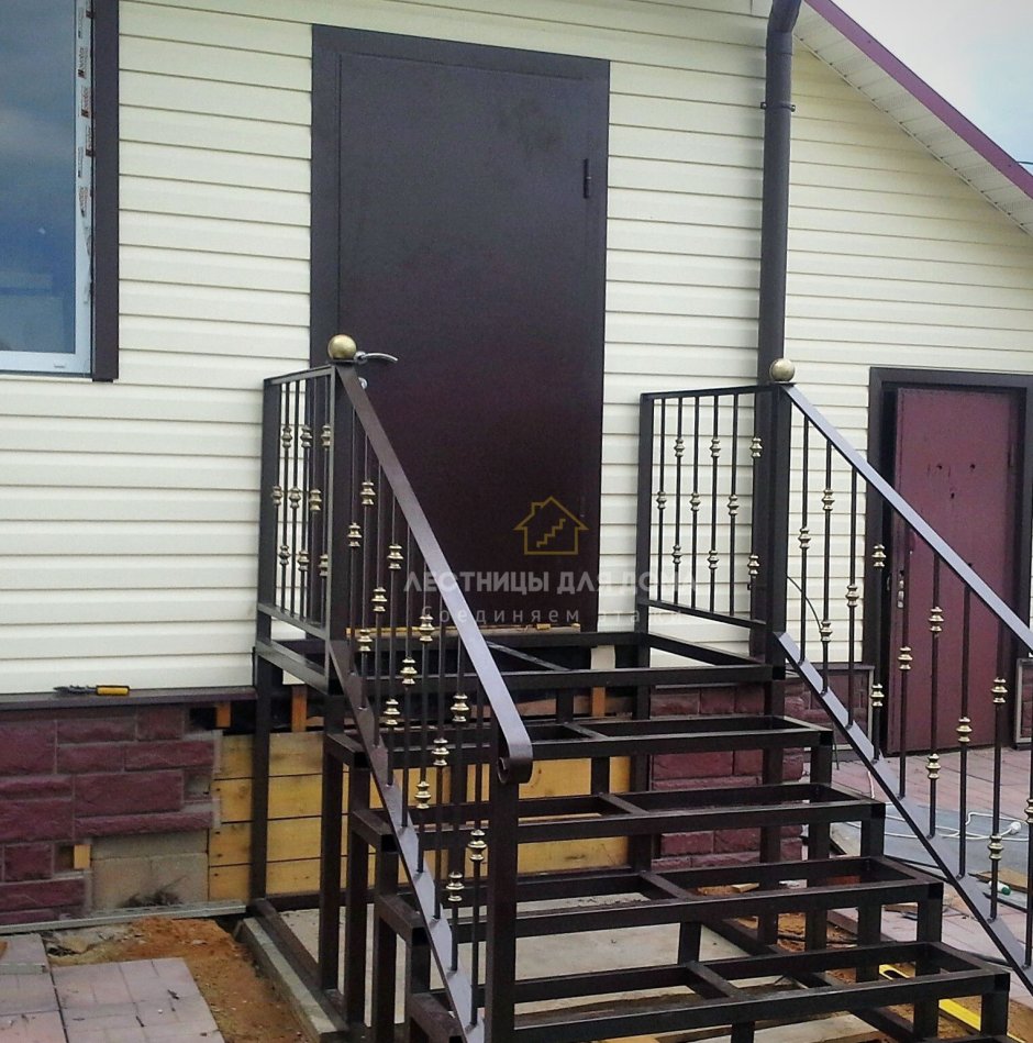 Металлические лестницы уличные в частном доме