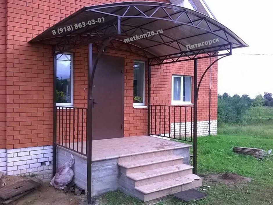Навес над крыльцом из поликарбоната