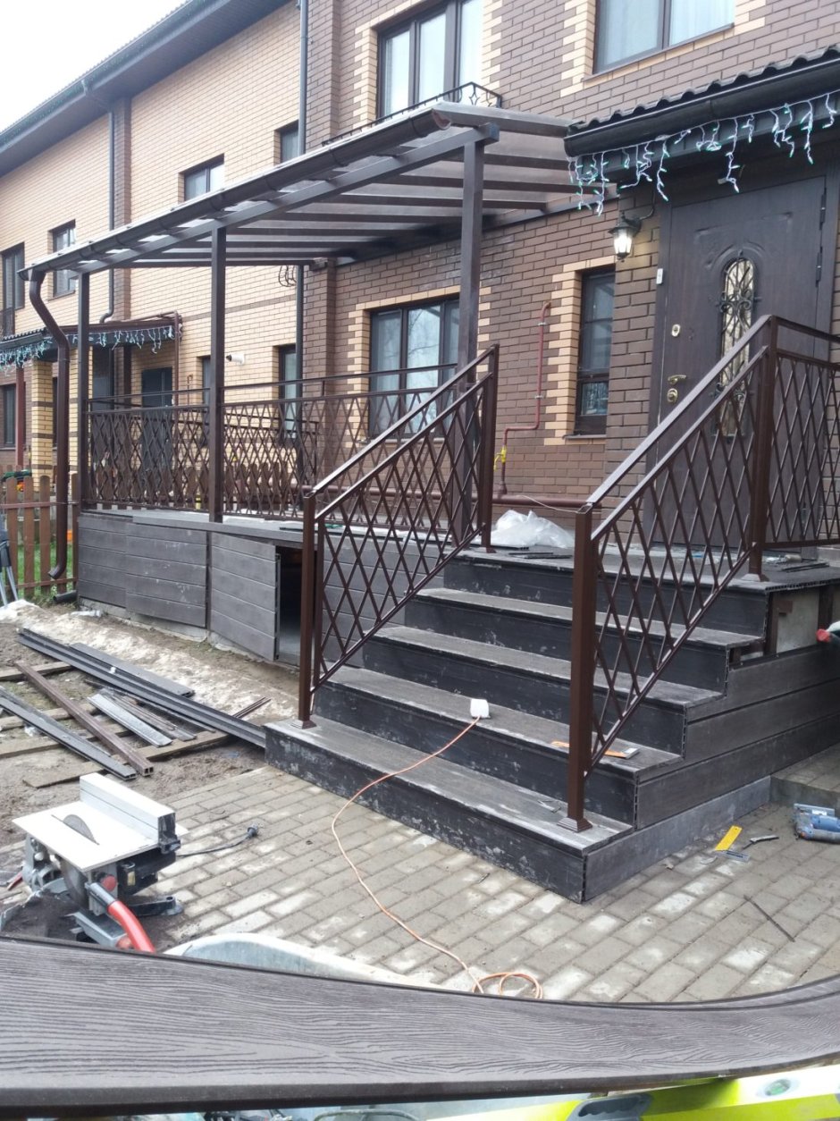 Перила для крыльца в частном доме