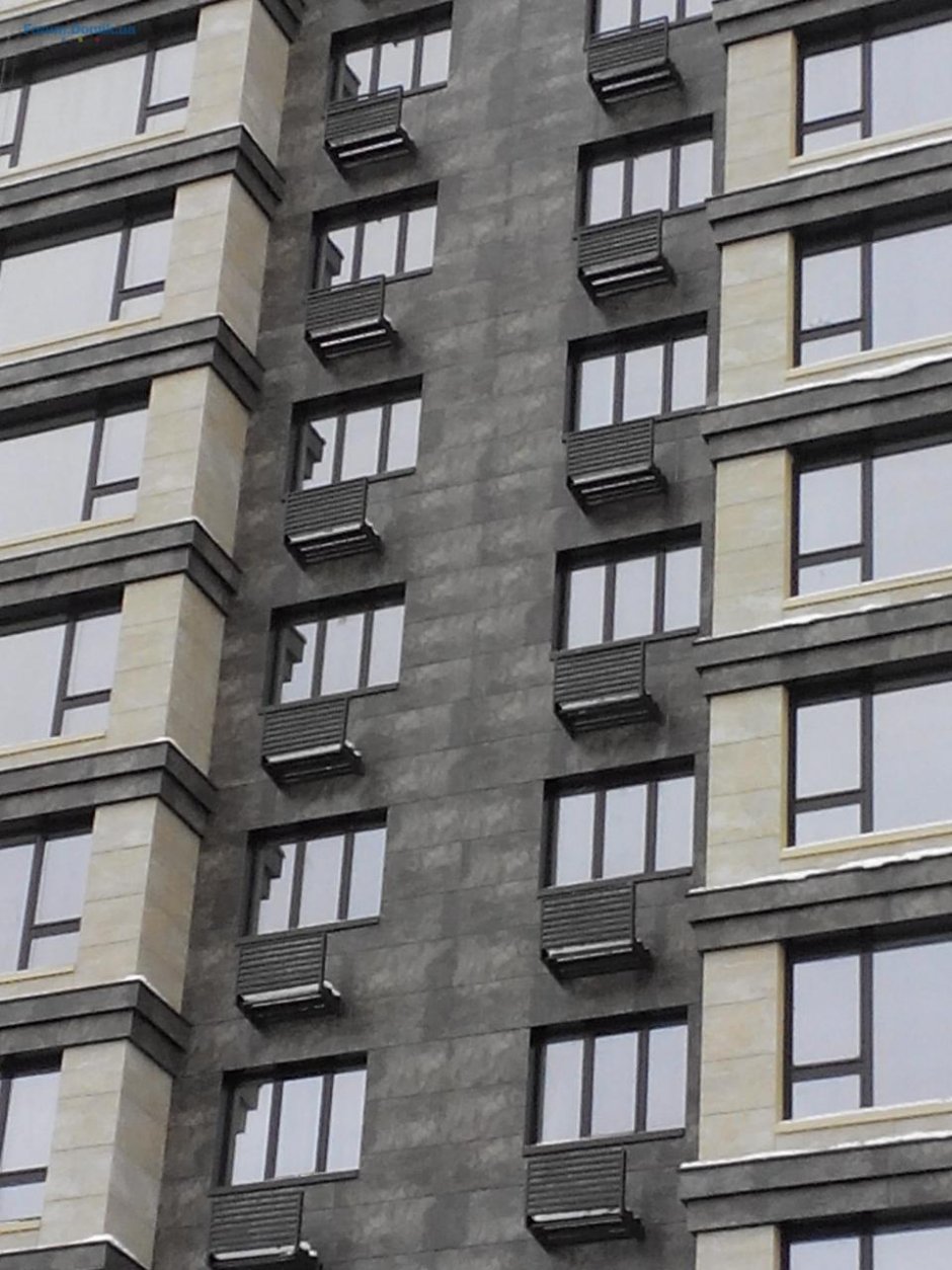 Фасады многоэтажных домов с кондиционерами