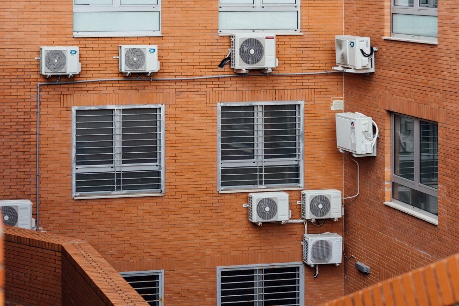 Кондиционеры на фасадах жилых домов