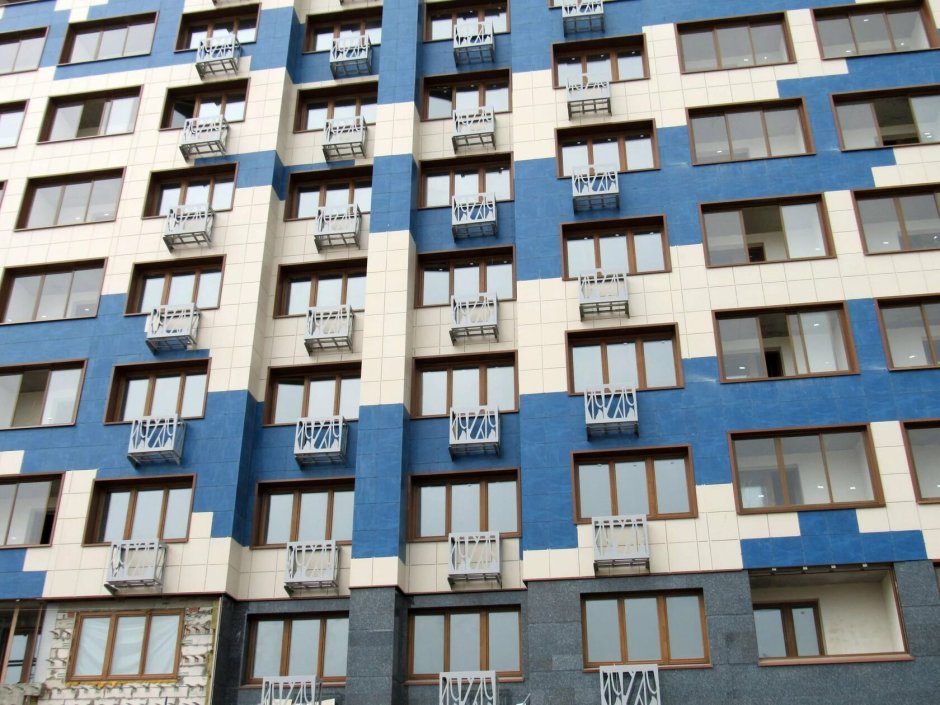 Куча кондиционеров на фасаде