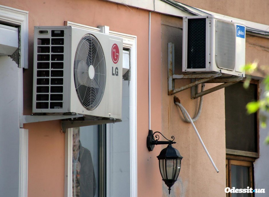 Наружный блок кондиционера большой