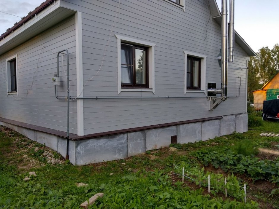 Фасад дома с шиферной крышей