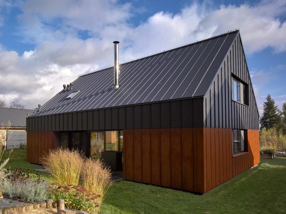 Фасад дома с шиферной крышей