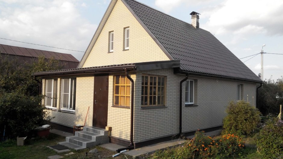 Дом обшитый плоским шифером