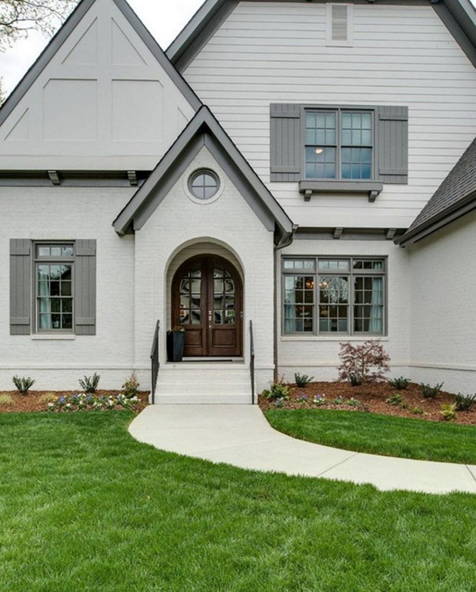 Дом с серым фасадом