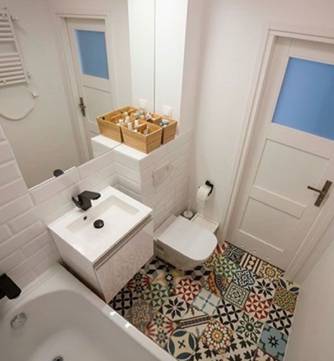 Маленькая ванна с унитазом. Туалетная комната в скандинавском стиле. Санузел в скандинавском стиле. Туалет в скандинавском стиле. Ванная с туалетом.
