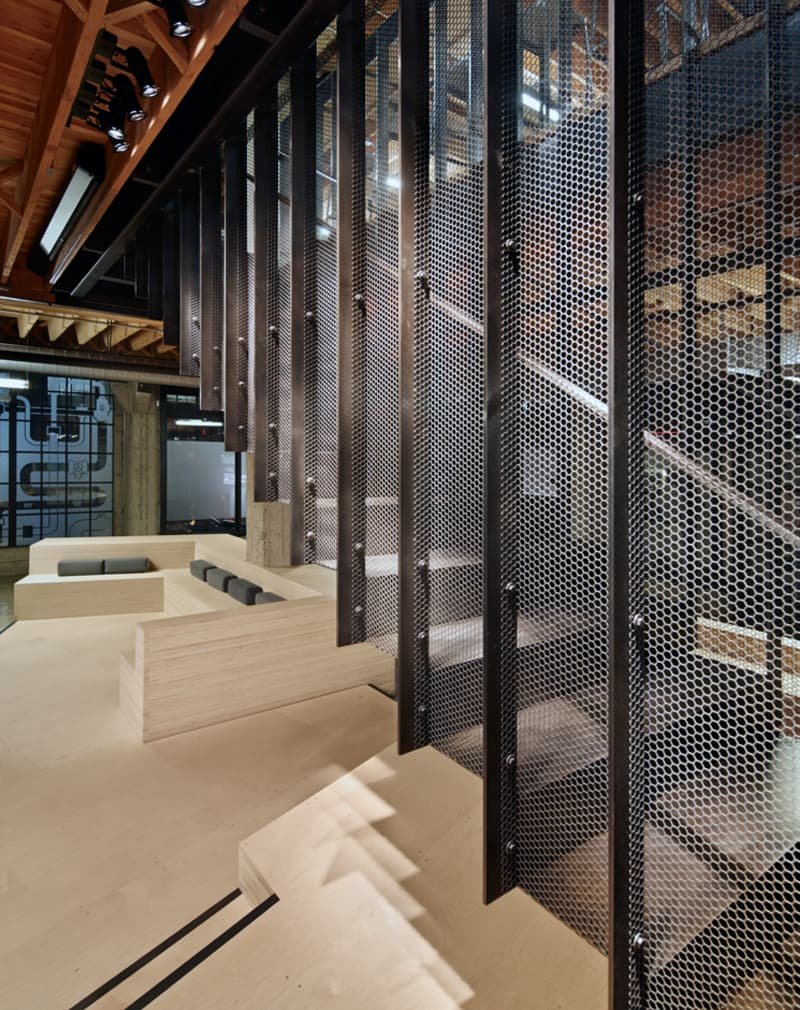 Металлическая сетка рабица в интерьере