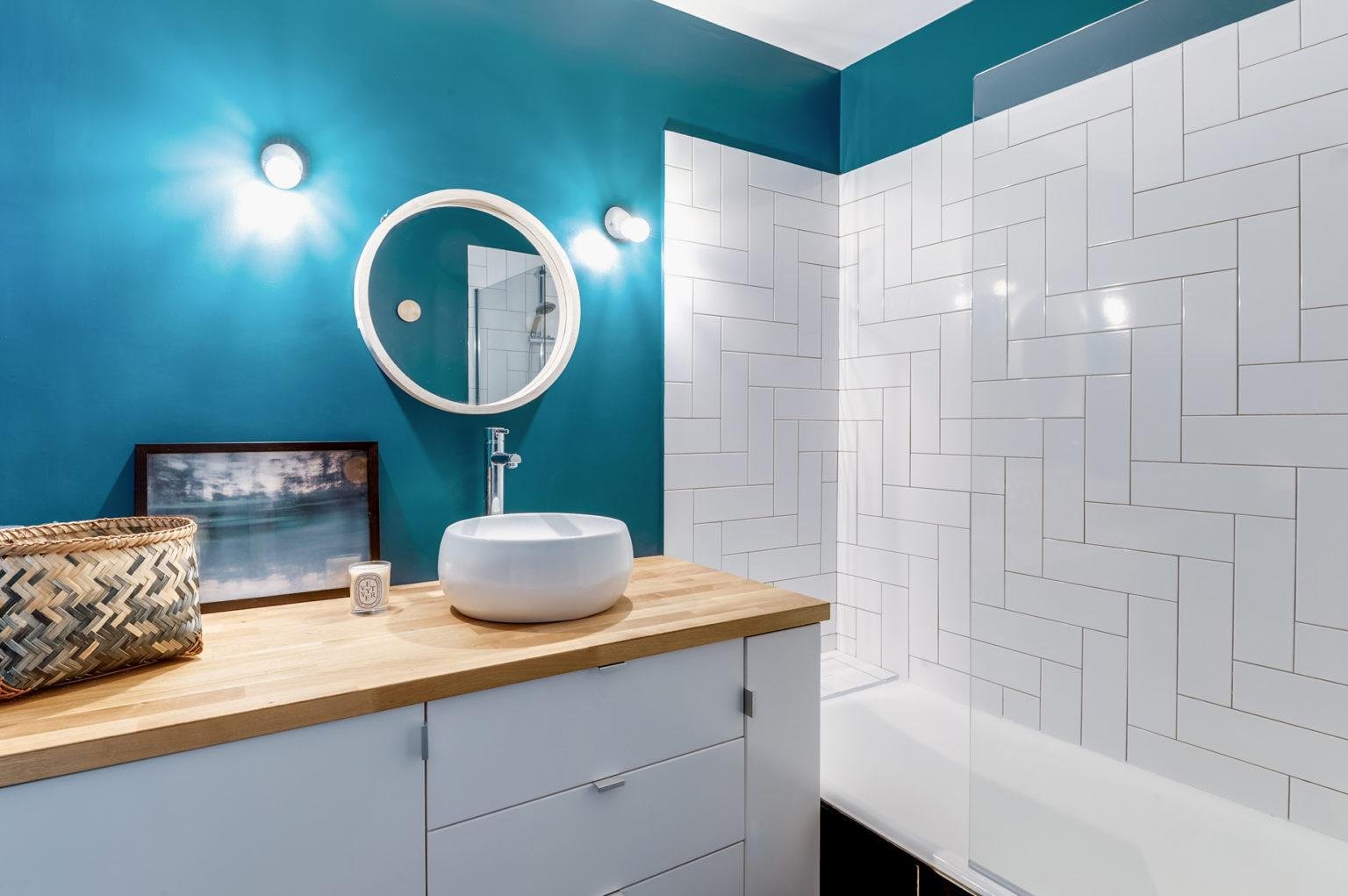 Плитка в ванную 2024 год. Ванная плитка и краска. Стена в ванной. Крашеная ванная комната. Окрашивание стен в ванной комнате.