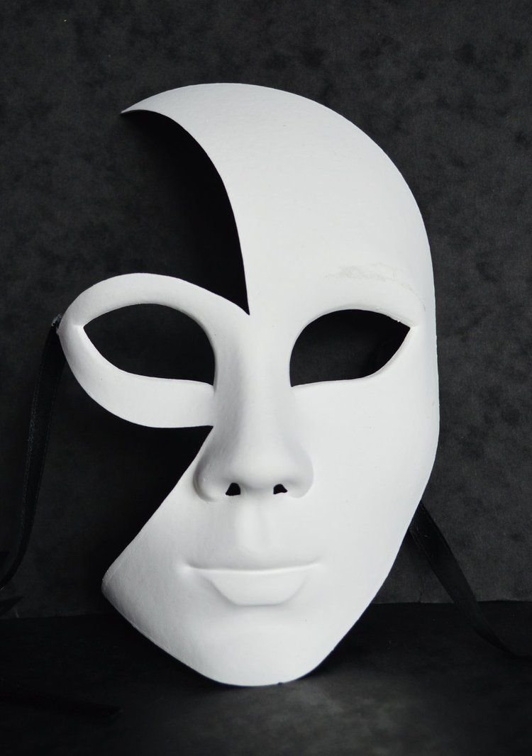 Чёрно-белая маска на лицо