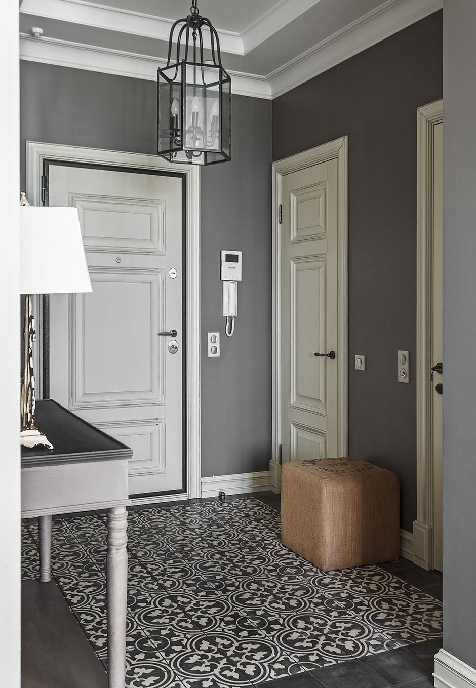 Прихожая в серых оттенках