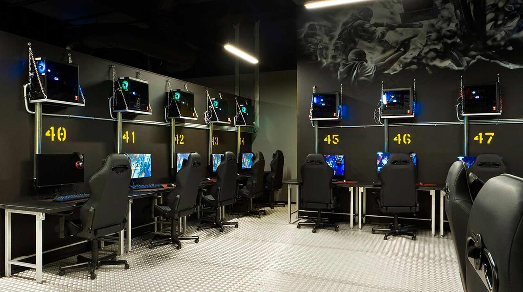Франшиза компьютерной игры. Колизеум киберспорт Арена. Колизеум компьютерный клуб франшиза. Дизайн компьютерного клуба. Компьютерные залы.