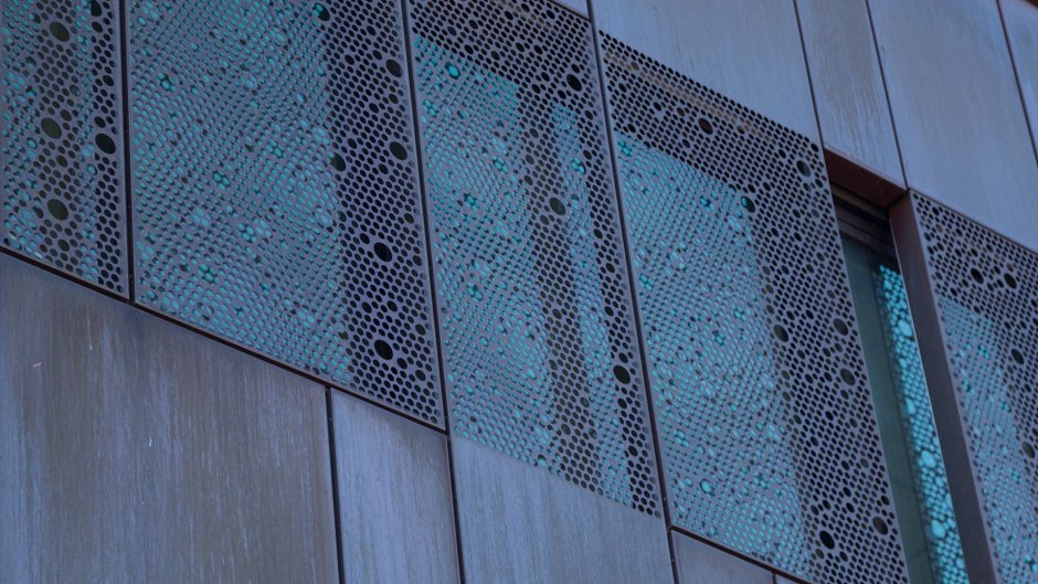 Перфорированный лист на фасаде
