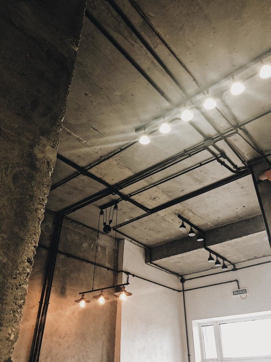 Потолок с проводами в стиле лофт