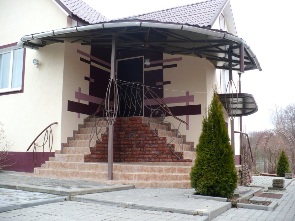 Угловой навес над крыльцом