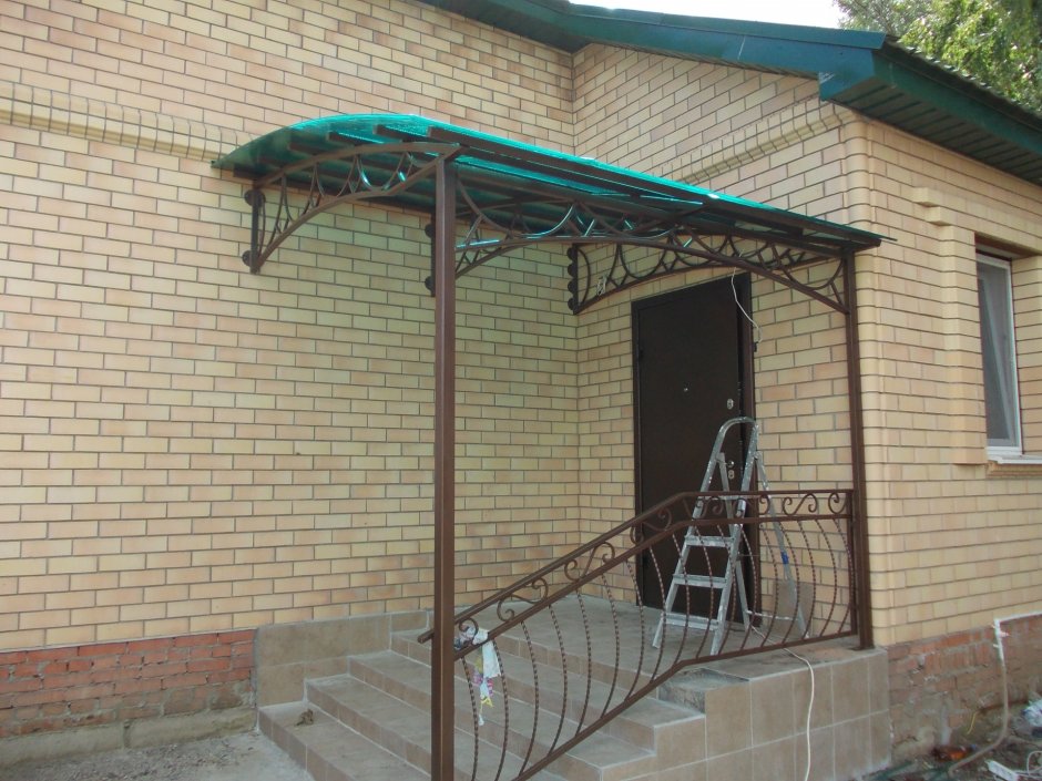 Угловой навес над крыльцом