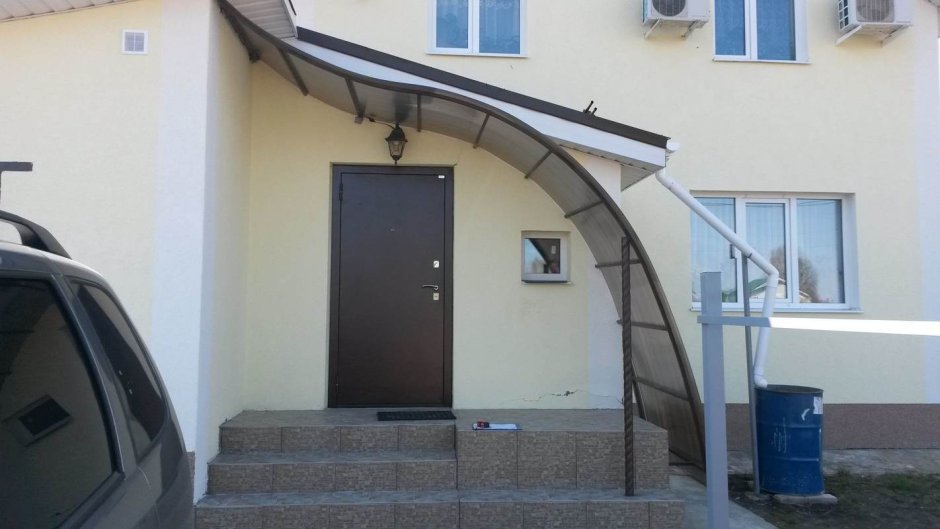 Навес над крыльцом частного дома