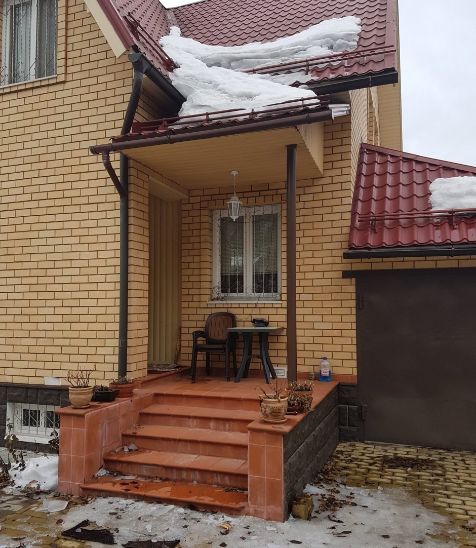 Козырёк над крыльцом